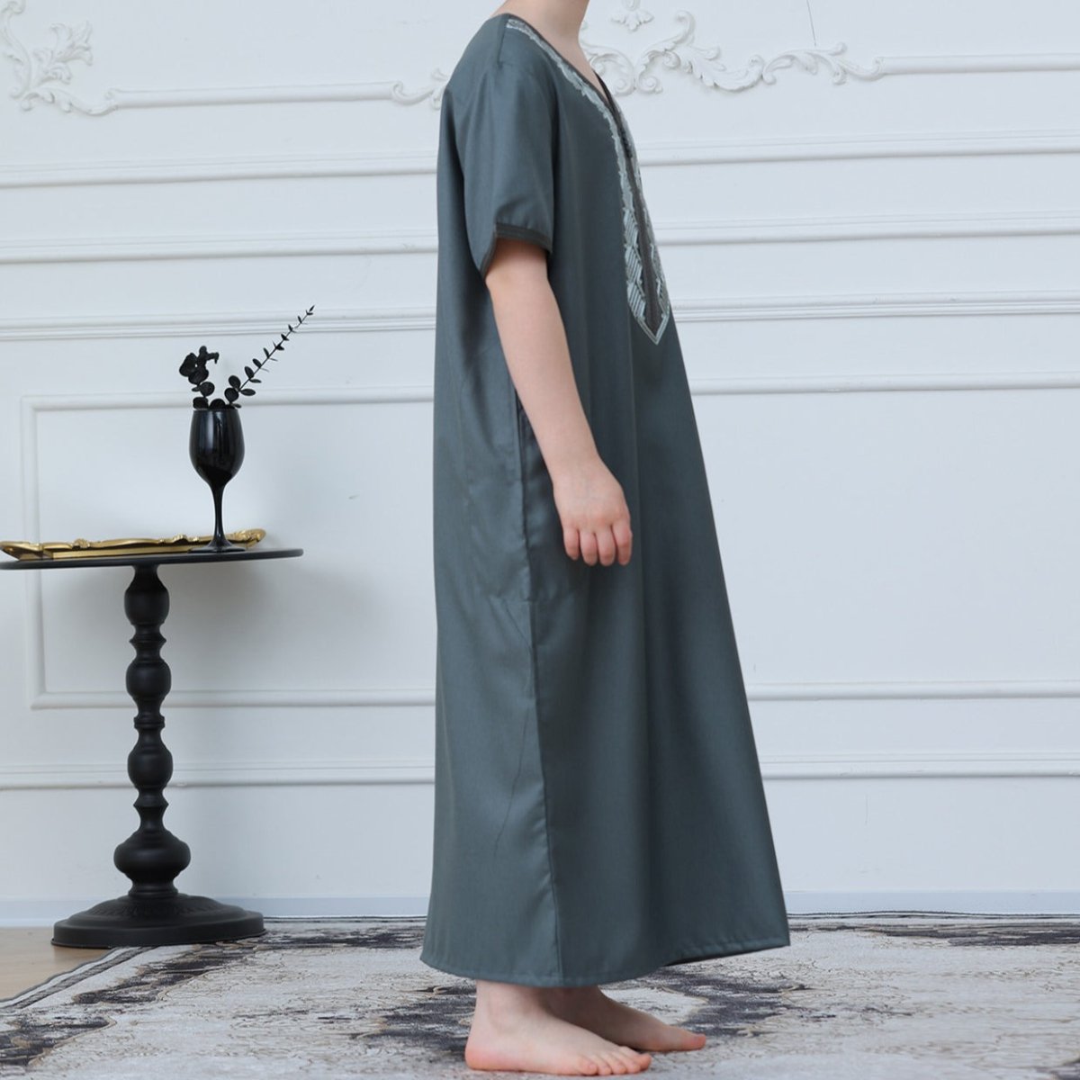 Qamis brodé pour garçon avec fermeture zippée (MKB012)