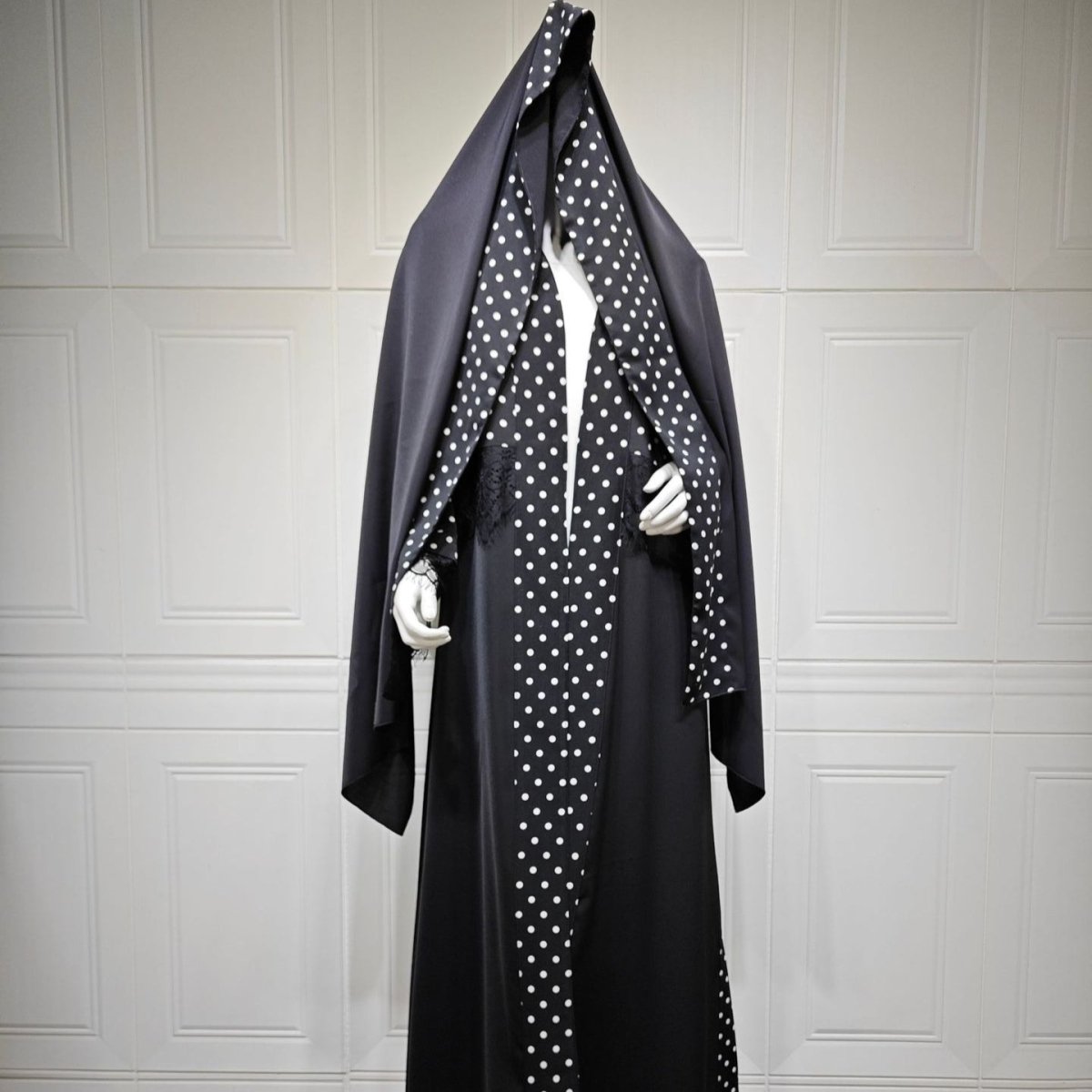 Abaya ouverte à pois avec empiècement en dentelle (MOA335)