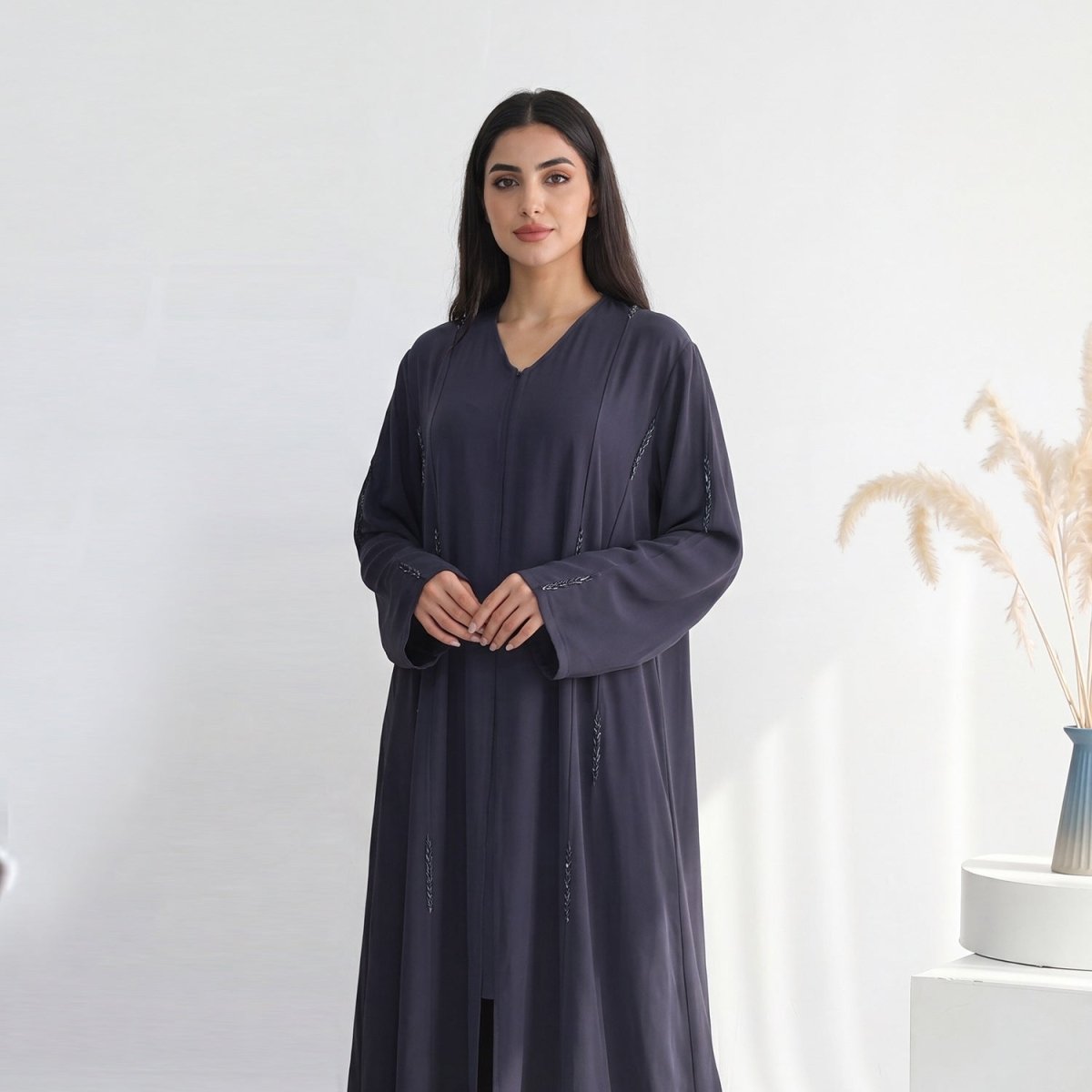 Abaya ouverte en lin perlée à la main (MOA320)