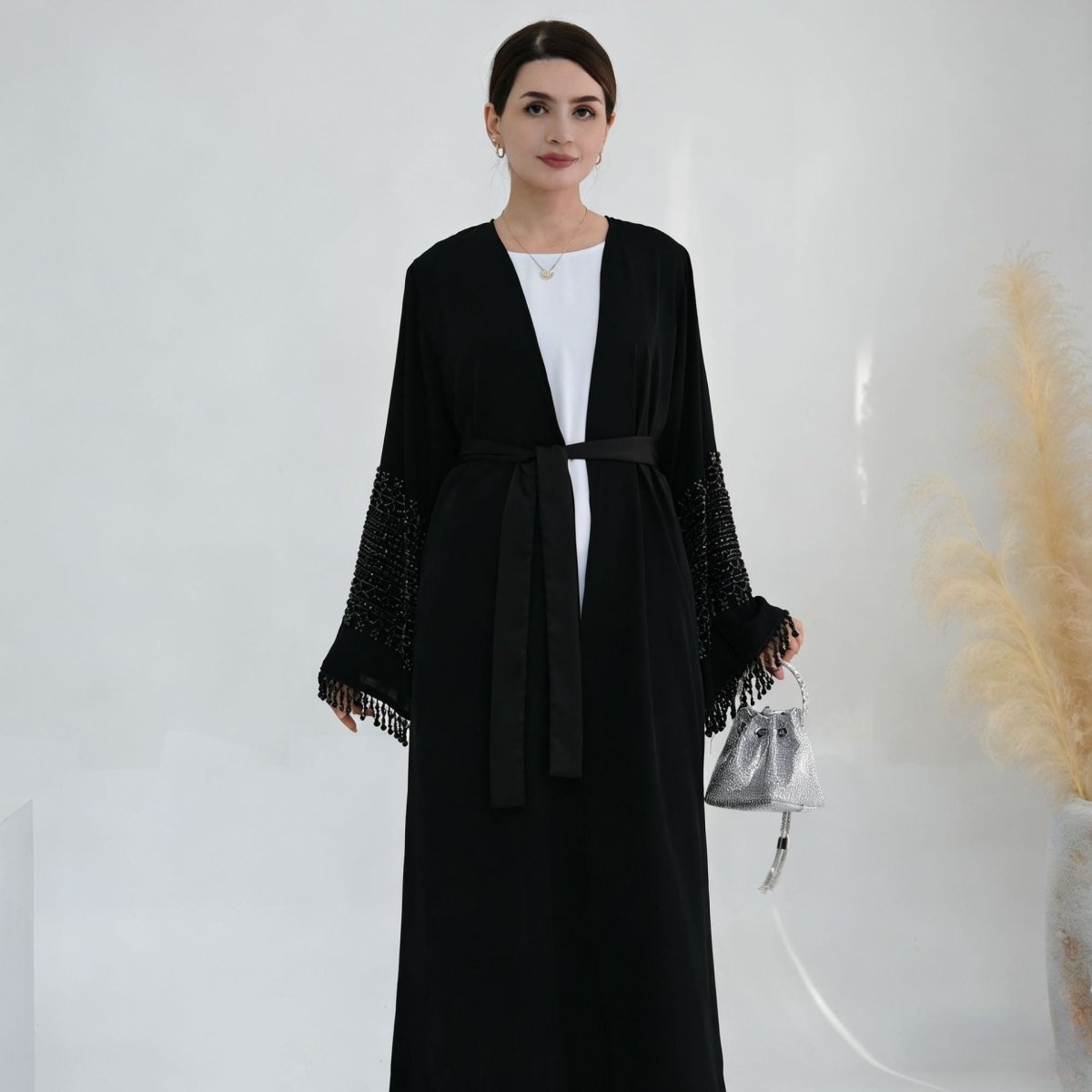 Abaya ouverte à manches évasées avec broderie perlée (MOA334)