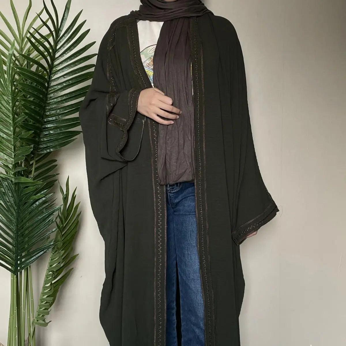 Abaya ouverte à manches chauve-souris avec broderie (MOA015)