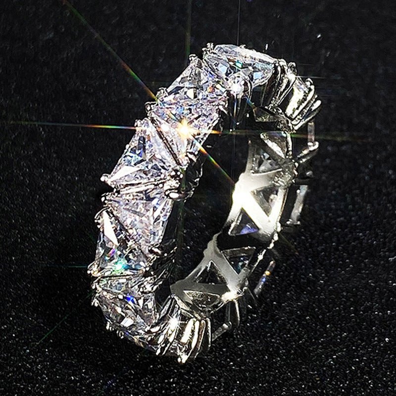 MAC161 Bague Triangulaire en Zircon à Rang Unique et Cercle Complet