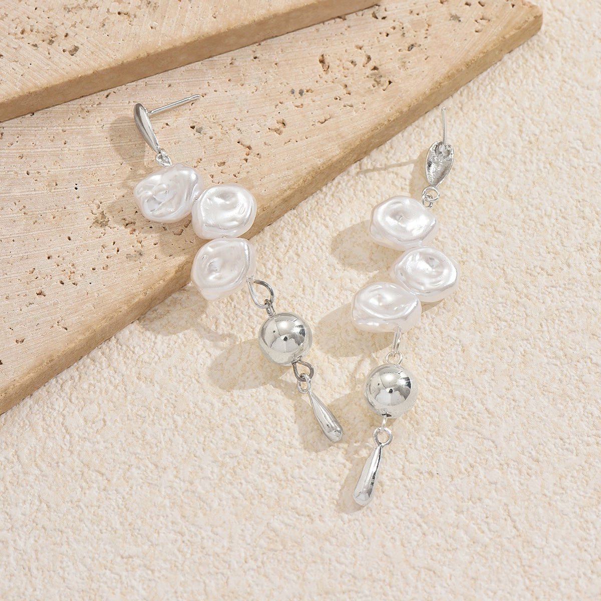 Boucles d'oreilles pendantes asymétriques artistiques à perles (MAC325)