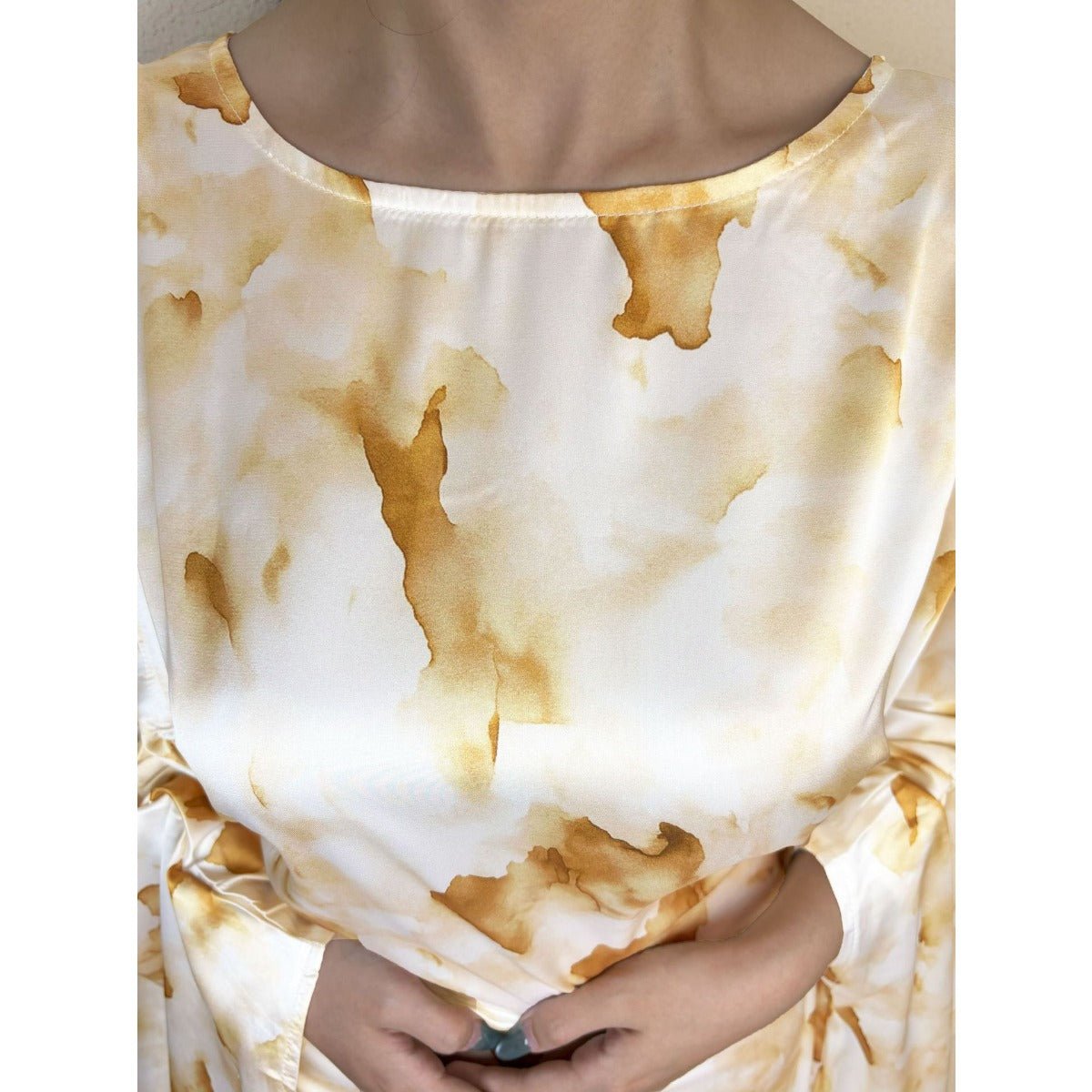 Robe Satinée Imprimé Marbre Doré | Maxi à Manches Évasées et Taille Ajustable à Cordon (MA244)