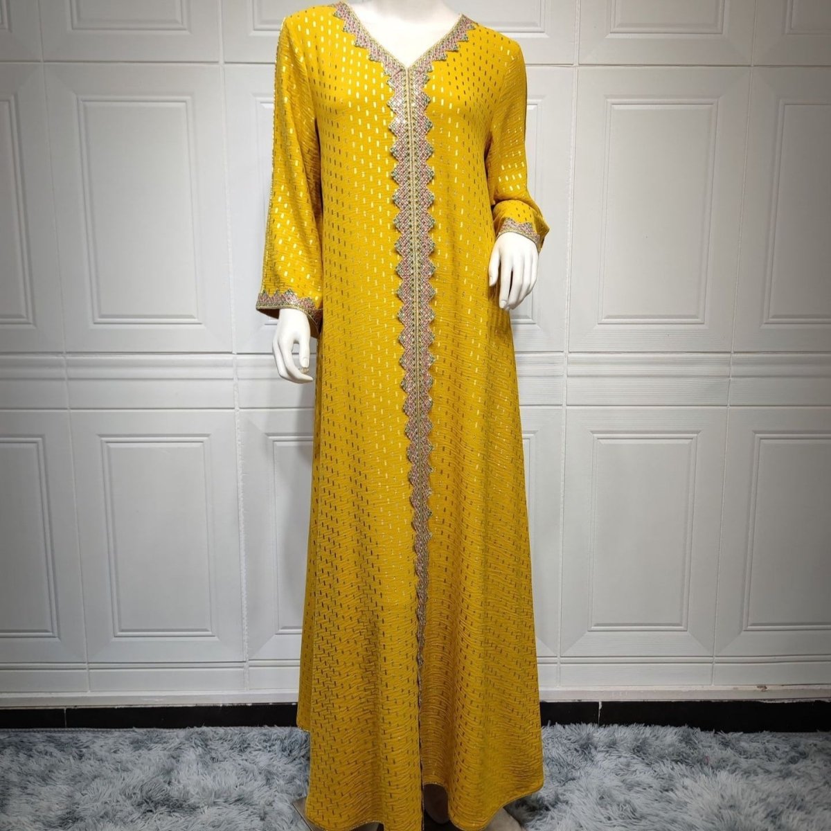 Abaya en dentelle brodée avec finition métallique (MA367)