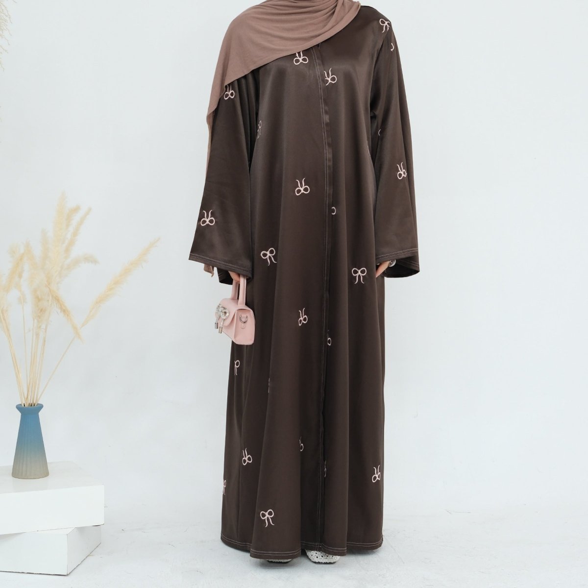 Abaya Ouverte Brillante Brodée avec Nœud (MOA102)