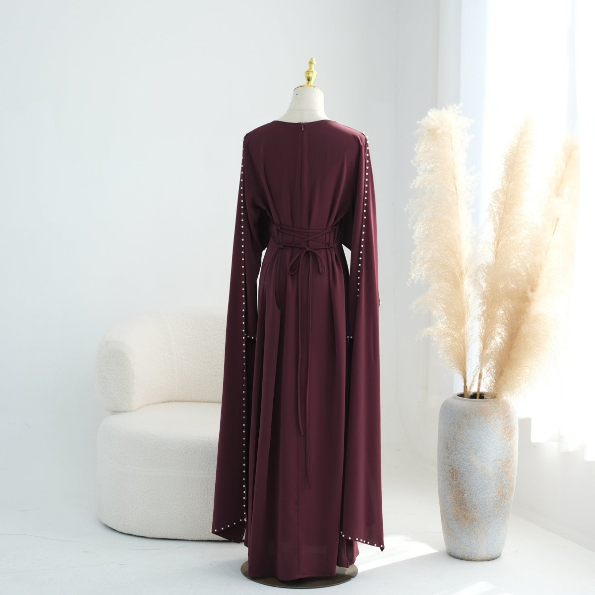 Robe Maxi Nida à Manches Cape et Perles Brodées à la Main (MS439)