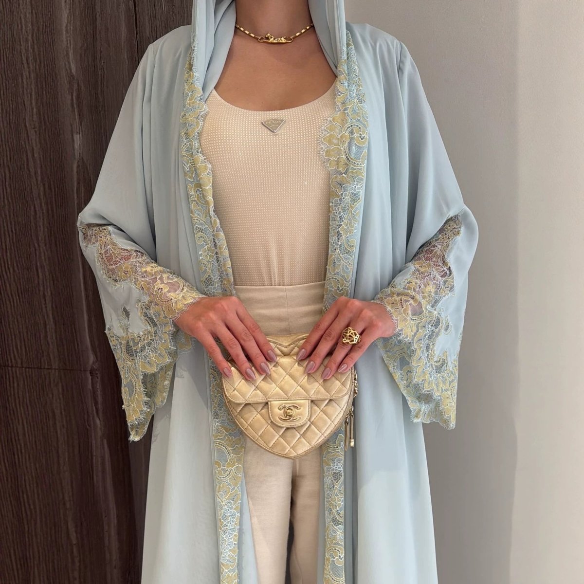 Abaya ouverte à manches évasées avec panneaux en dentelle et poches (MOA332)