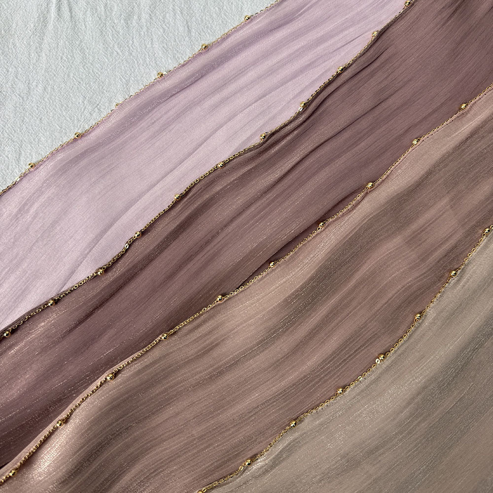 Hijab en satin froissé avec bordure perlée et chaîne dorée (MH238)