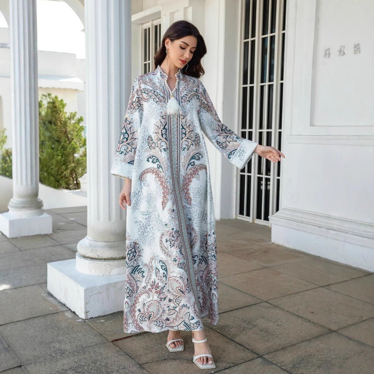Robe Abaya musulmane de luxe perlée à motifs floraux, ornée de perles et de perles nacrées, avec manches cloche et détails à pompons (MA229)