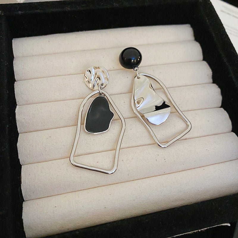 Boucles d'oreilles pendantes asymétriques sculpturales à lignes abstraites (MAC321)