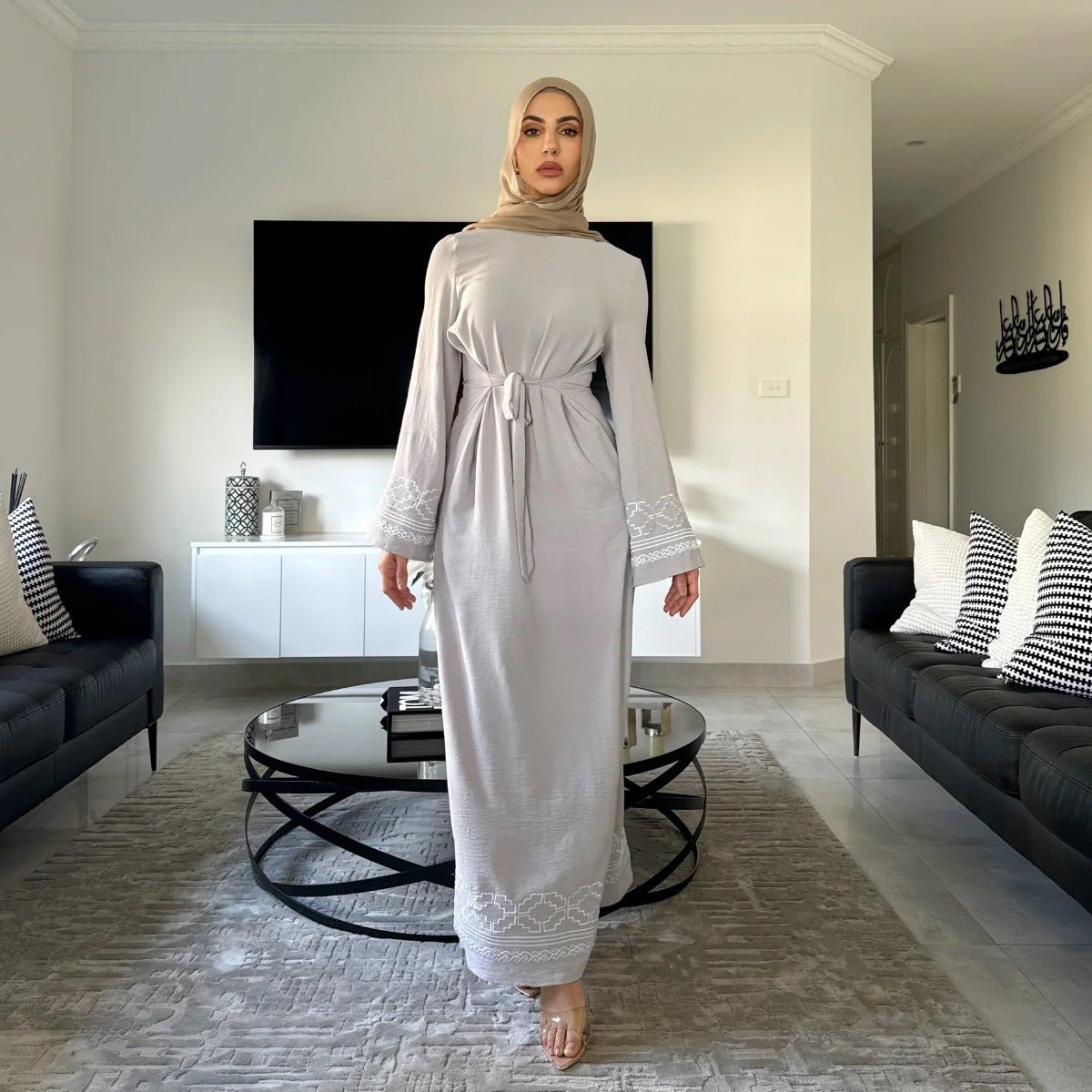 Collection d'Abayas Luxueuses et Modestes à Manches Évasées Brodées | Robes Musulmanes avec Broderie Géométrique Blanche (MA262)