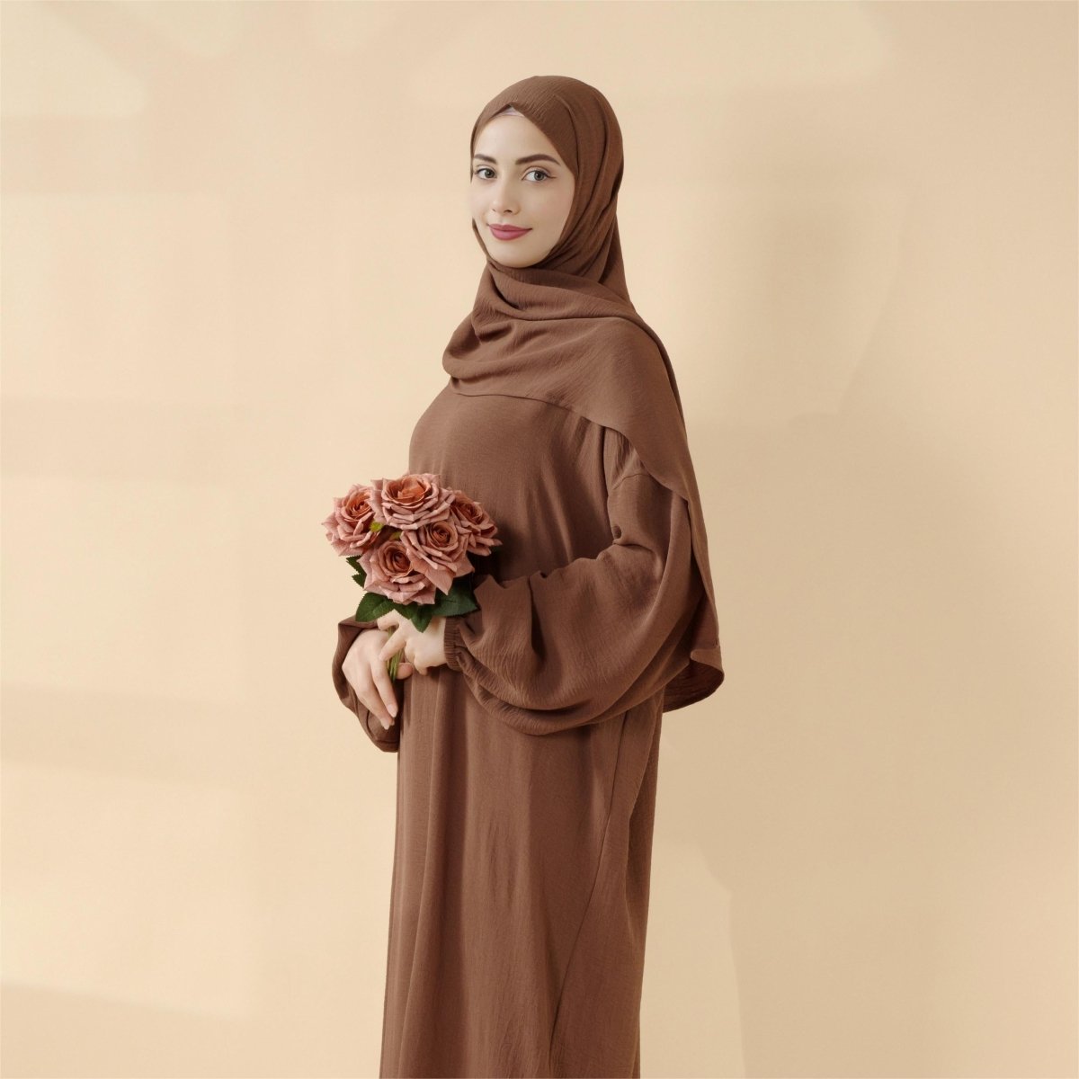 Abaya en crêpe coupe cocon, parfaite pour la Omra, avec hijab une pièce attaché (MA143)