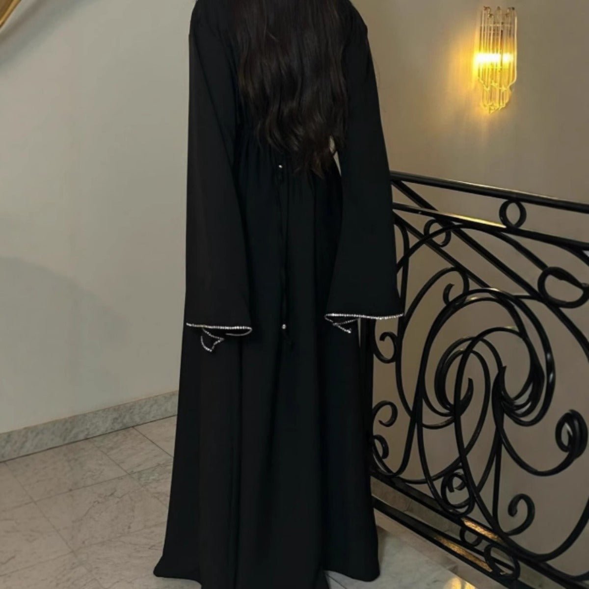 Robe Abaya de Luxe à Manches Amples avec Chaîne aux Poignets - Robe Longue Élégante et Pudique à Manches Longues avec Détails Argentés (MA278)
