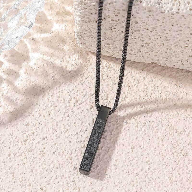 Collier Pilier Carré Gravé en Acier Titane Haute Qualité (avec boîte cadeau) (MAC217)