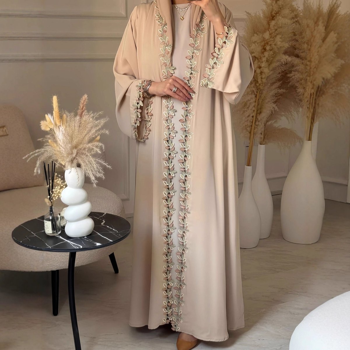 Abaya Leaf Lace Trim | Robe Maxi Ouverte Brodée et Élégante (MOA255)