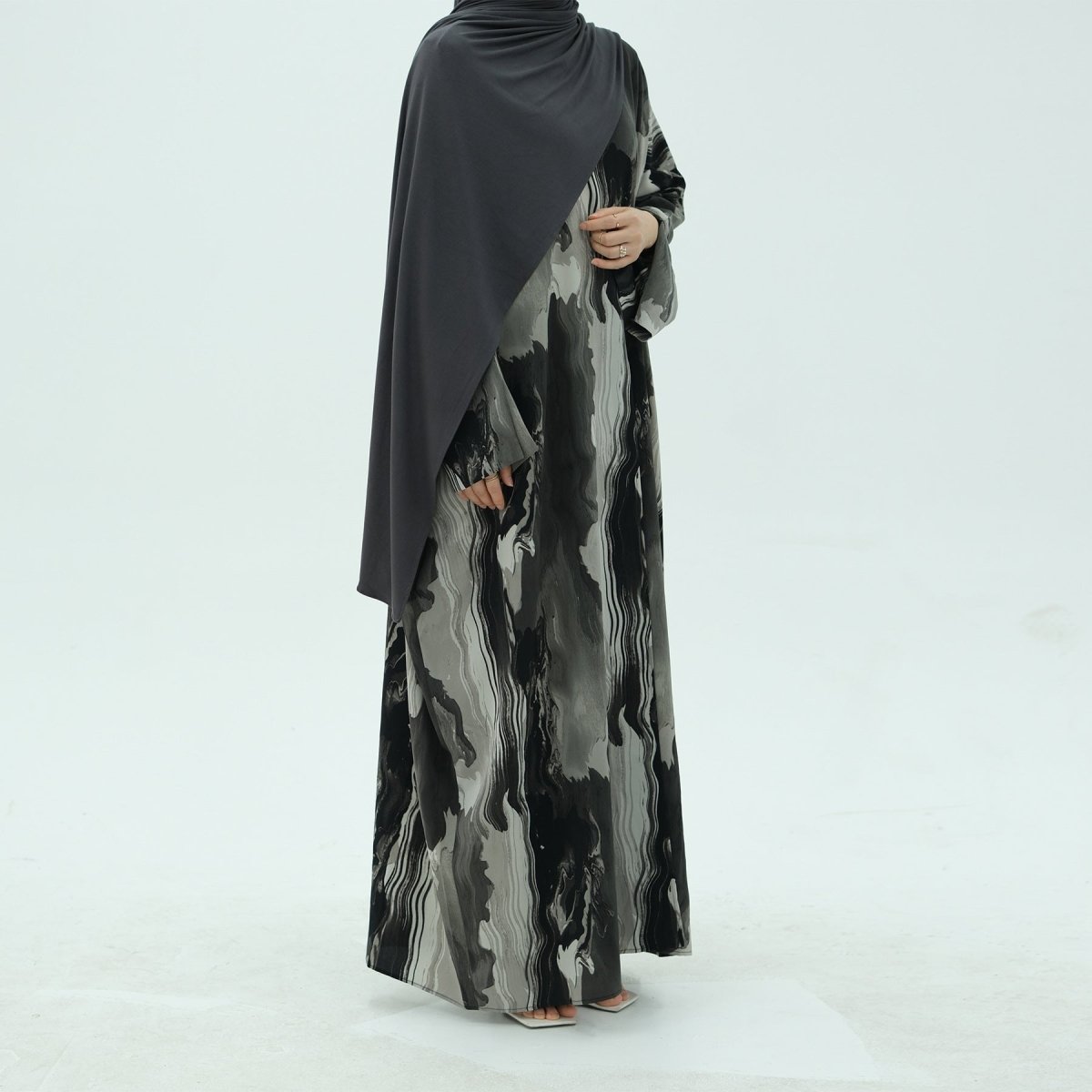 Cardigan Abaya imprimé élégant, motifs floraux géométriques artistiques, mode islamique modeste (MOA154)