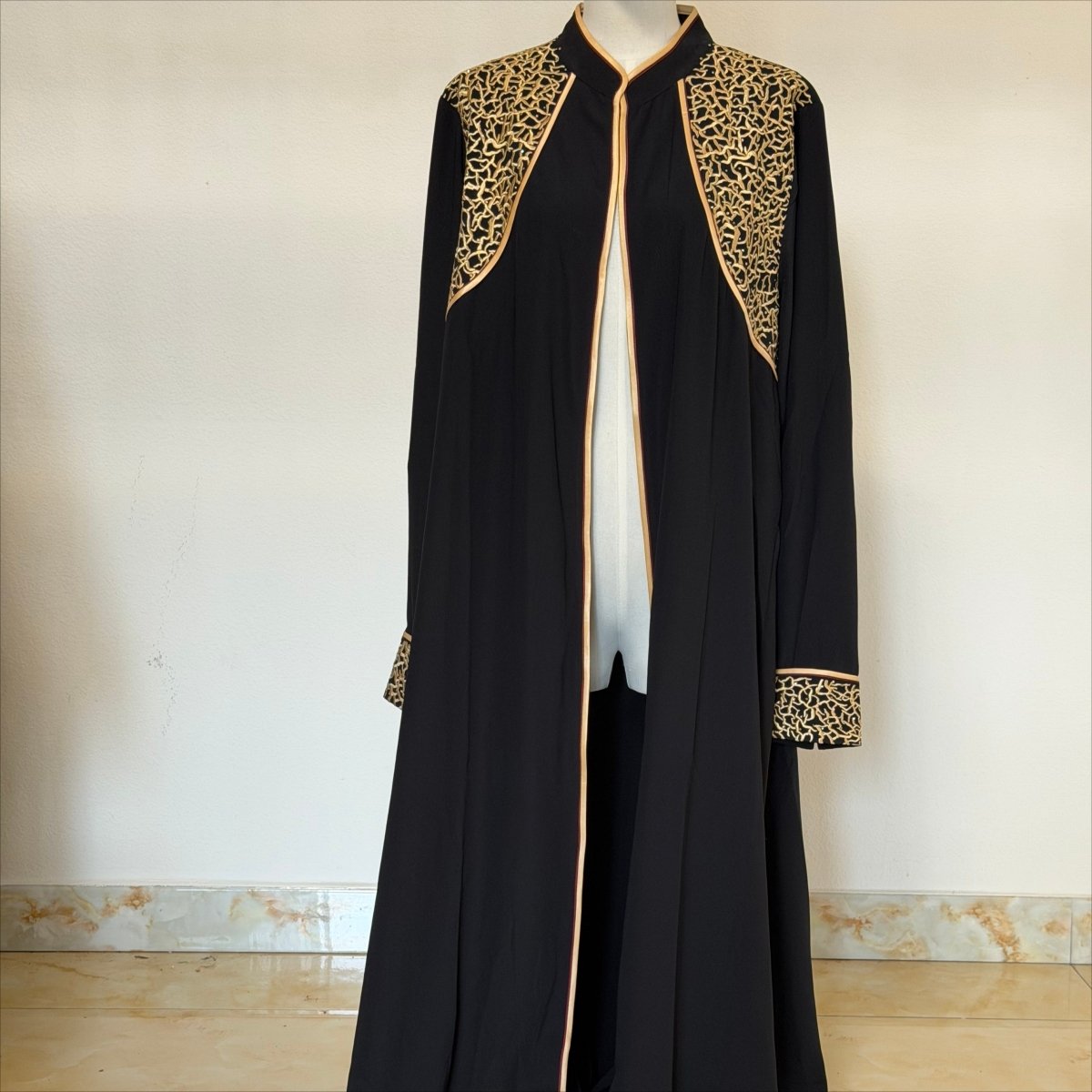 Pièce d'Archive Abaya Ouvert Noire Broderie Corde Or - MP061 (Taille XL Uniquement)