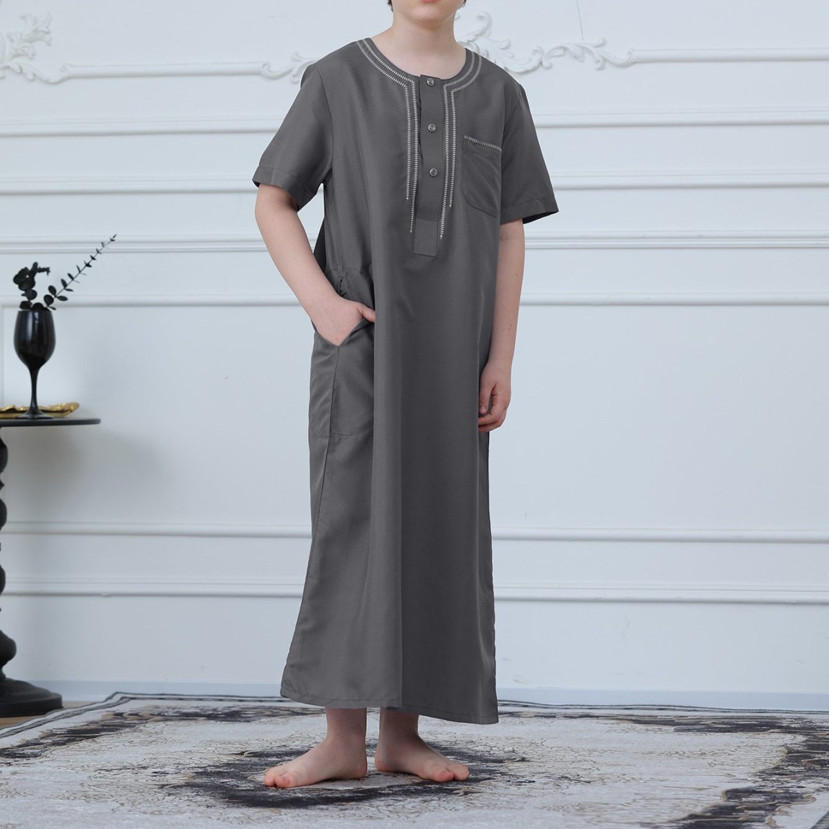 Thobe brodé pour garçons musulmans, manches courtes, avec poches (MKB015)