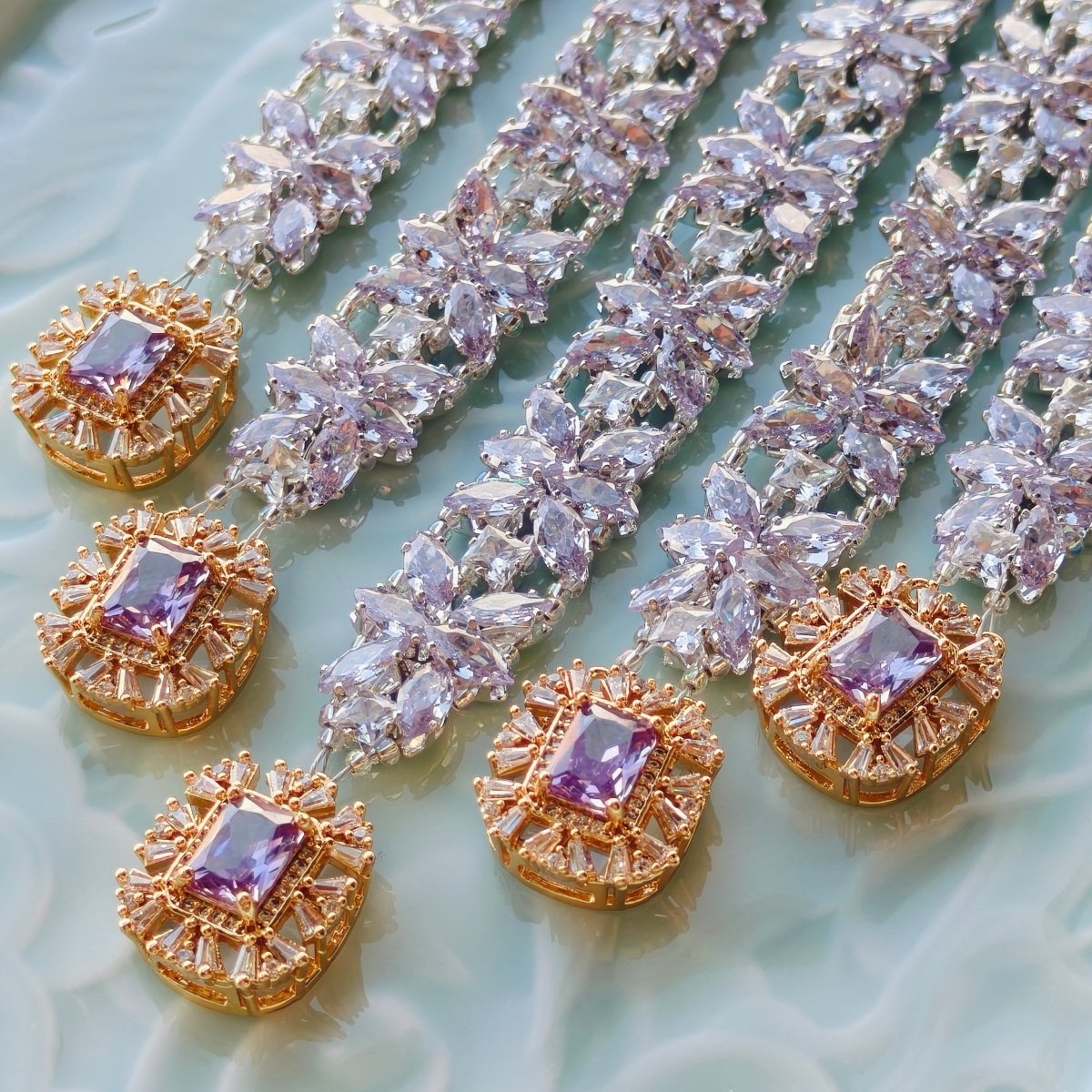 Bracelet floral en cristal fait main | Bijou étincelant à forte présence | Accessoire élégant inspiré de l'art pour femmes (MAC348)