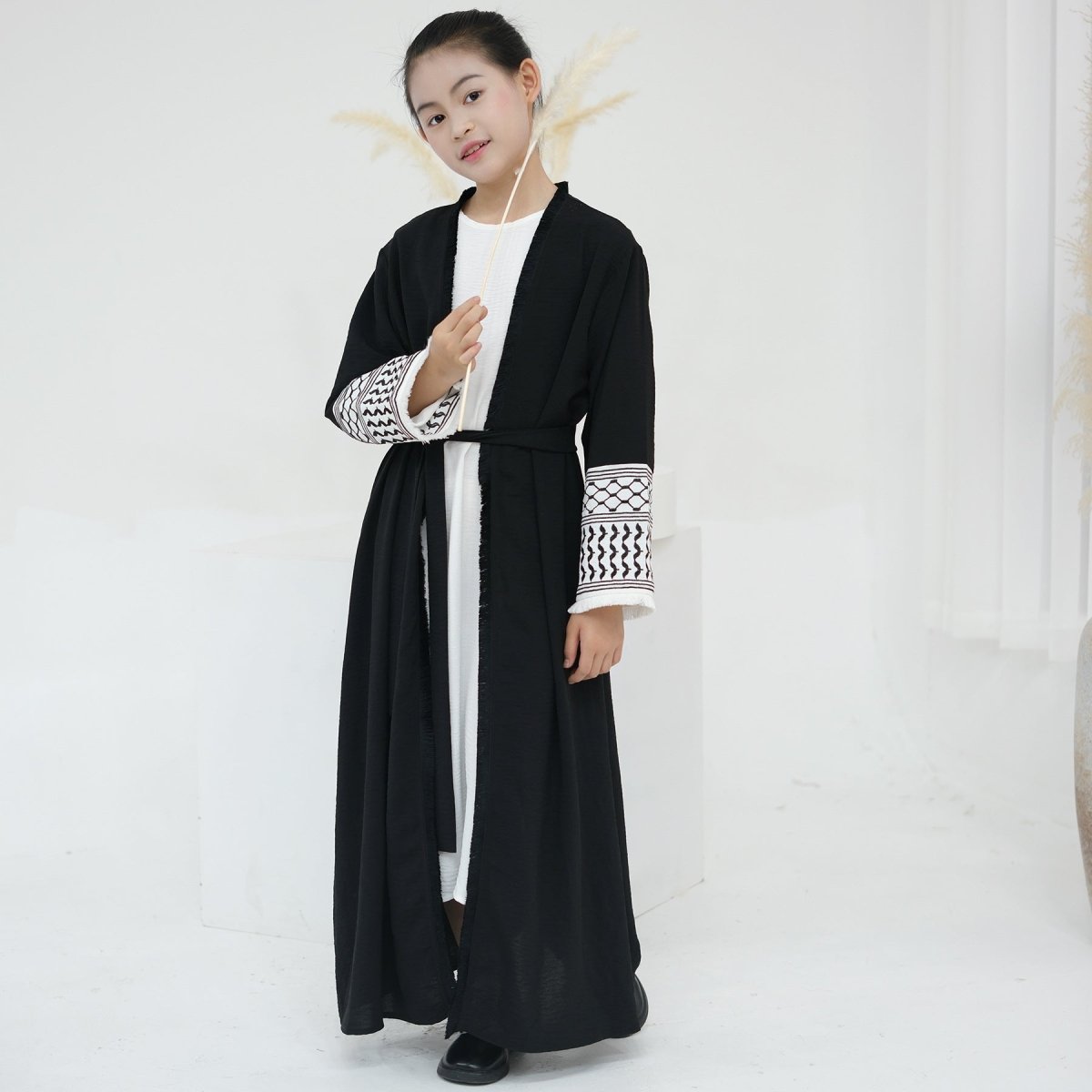 Abaya enfant Keffiyeh à pompons brodés (MKG014)