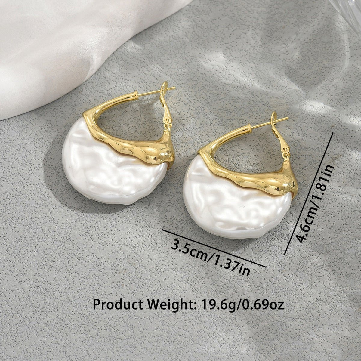 Boucles d'oreilles créoles sculptées avec perle pendante (MAC415)
