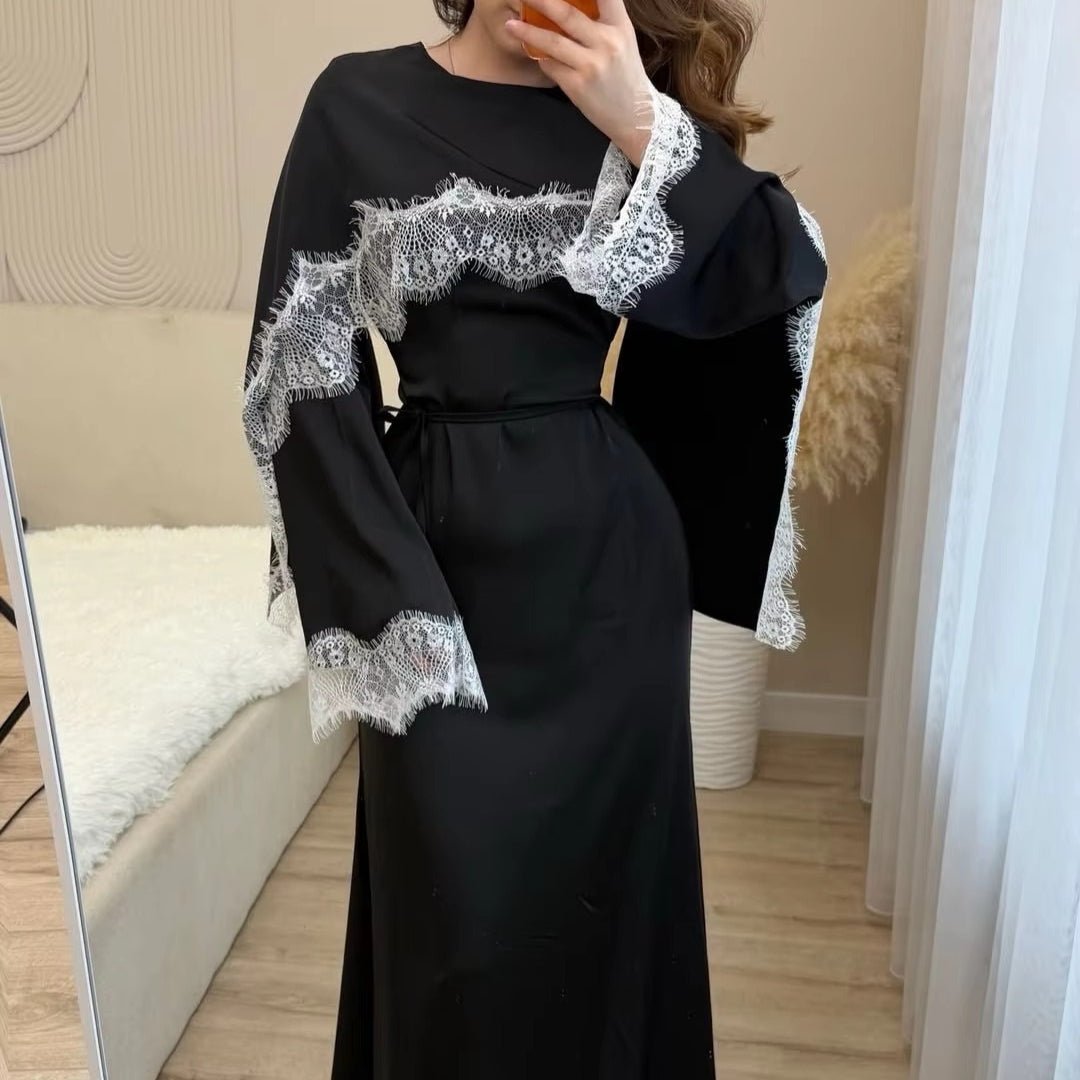 Robe Maxi en Satin avec Empiècement en Dentelle et Cape Fixe (MS438)