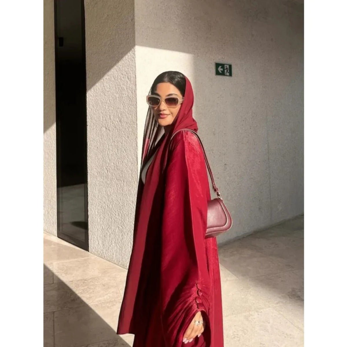 Abaya Ouverte en Satin Brillant | Abaya Brillante à Manches Volantes (MOA141)