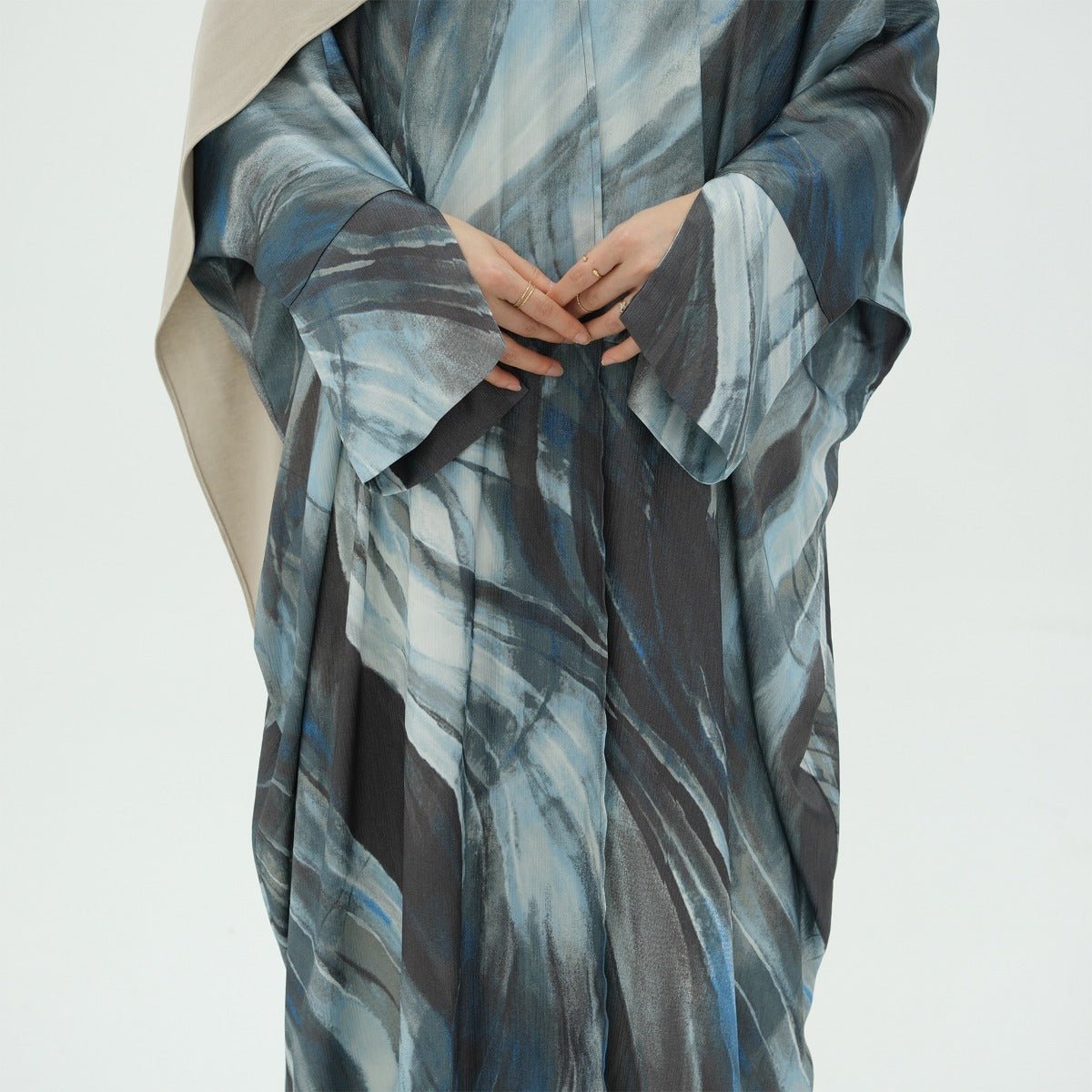 Cardigan Abaya Imprimé Aquarelle Luxueux et Modeste | Robe à Motif Abstrait Bleu-Gris avec Silhouette Fluide (MOA172)