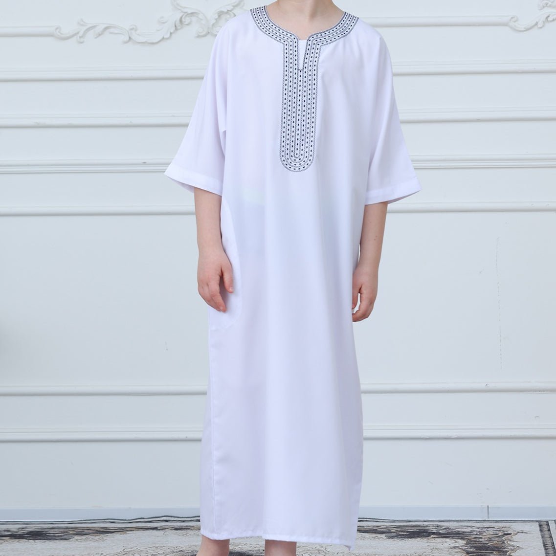 Thobe islamique noir avec bordure géométrique (MKB018)
