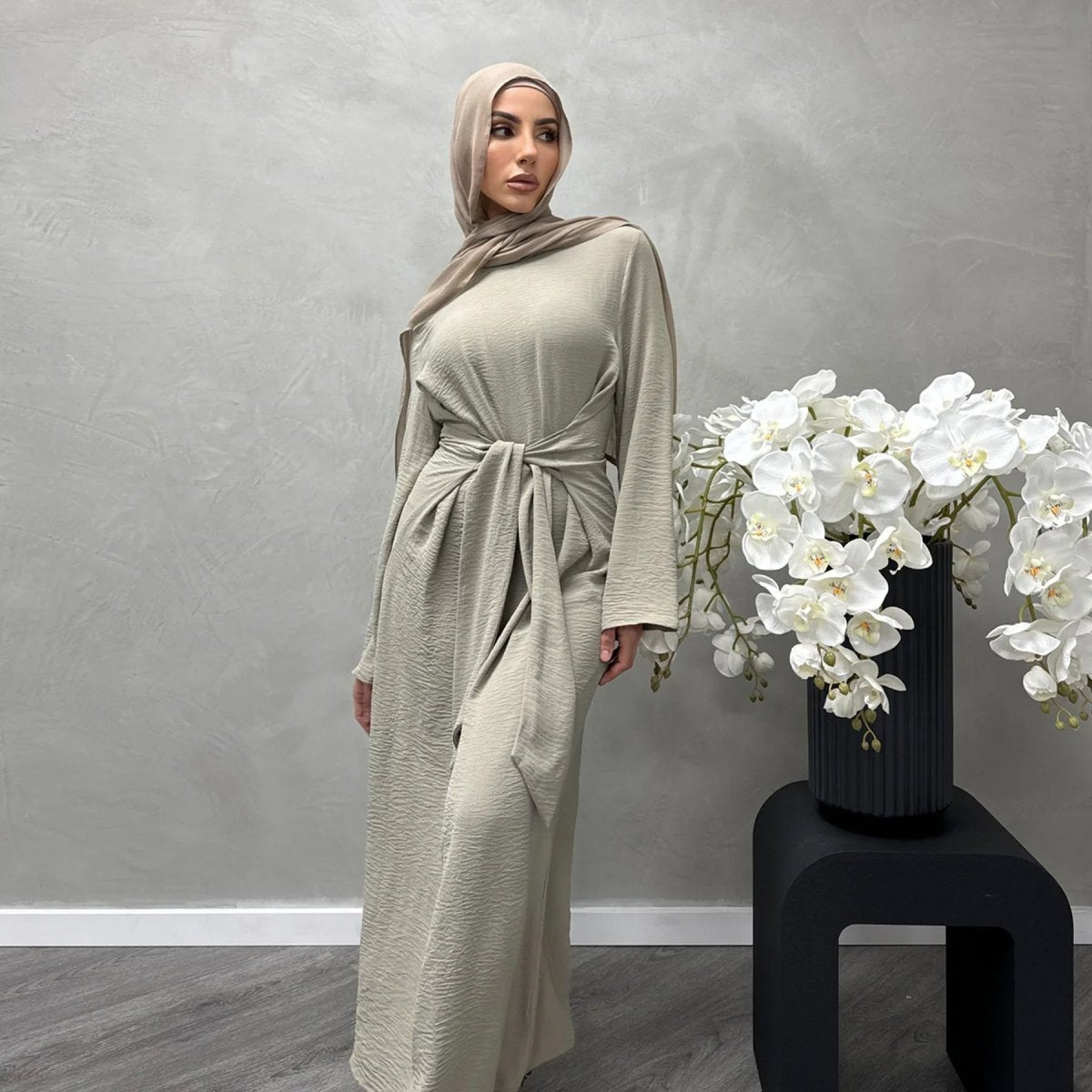 Abaya Crêpe Élégante Ajustée à Lacets (MA136)