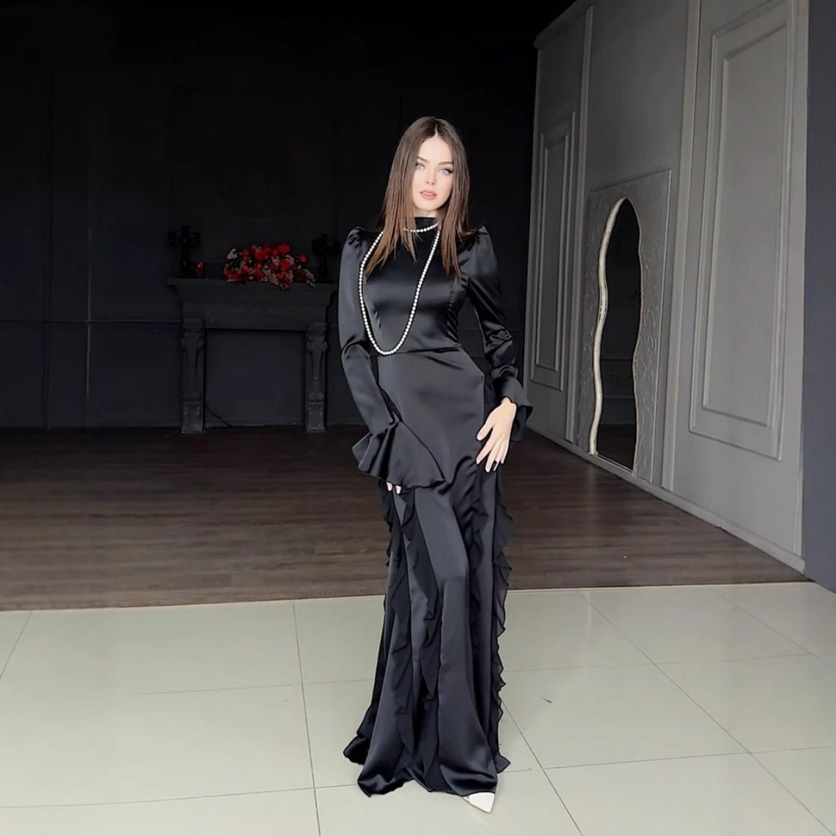 Robe Longue Royale en Satin et Mousseline, Col Semi-Roulé, Laçage, Manches Cloche et Volants Étagés (MA235)