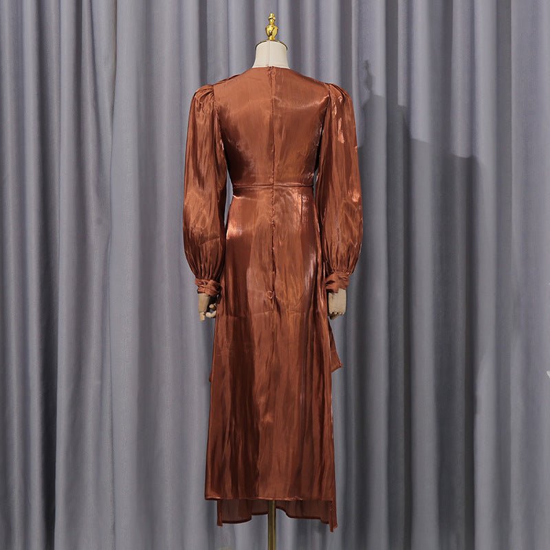 Robe en satin plissé diagonal avec ceinture nouée (MS324)