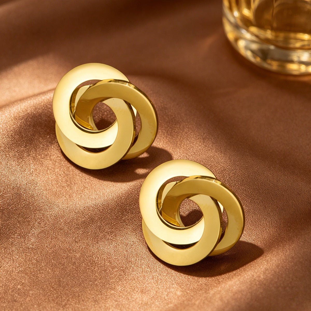 Boucles d'oreilles à clous triple anneaux torsadés (MAC477)