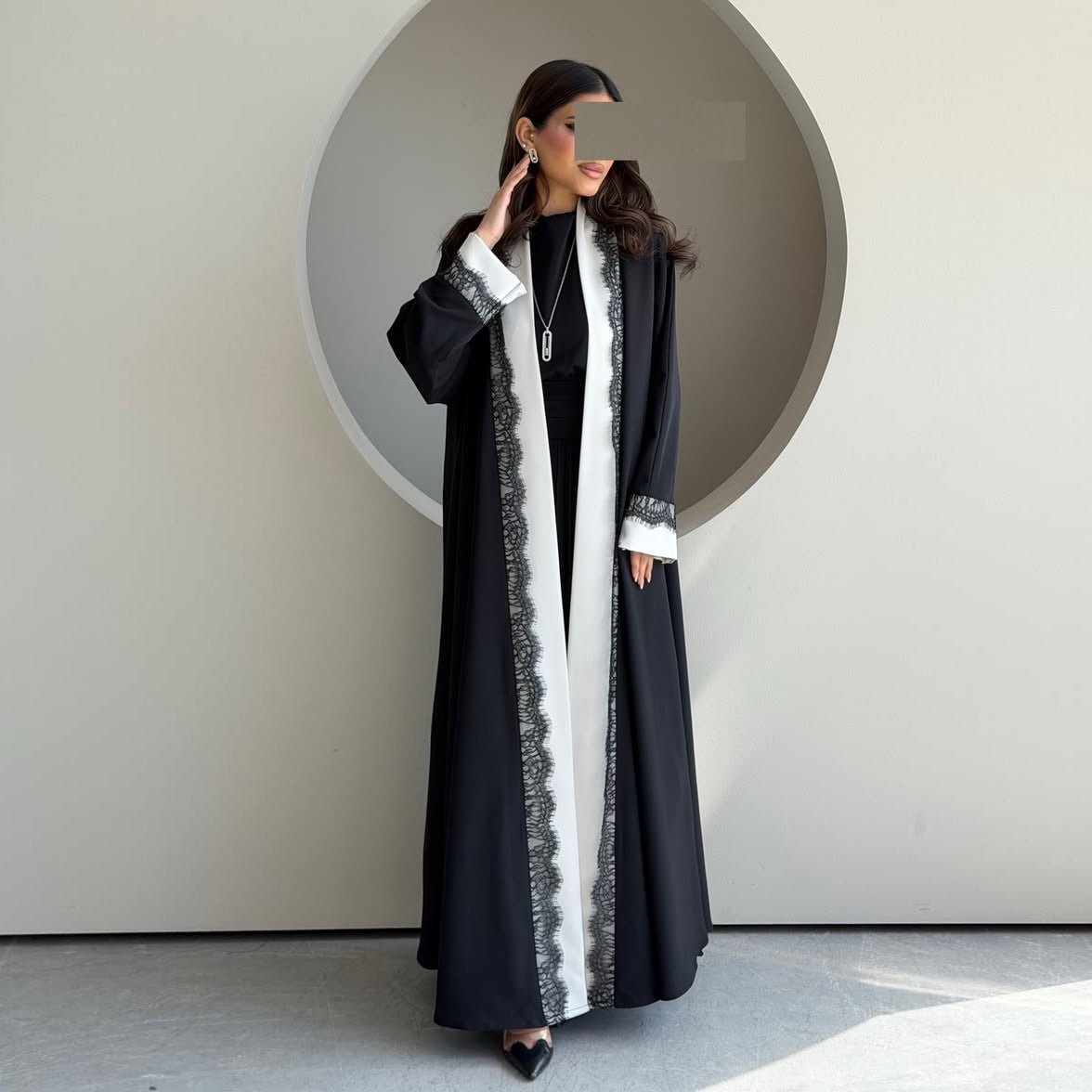 Abaya ouverte noire et blanche avec finition en dentelle (MOA311)