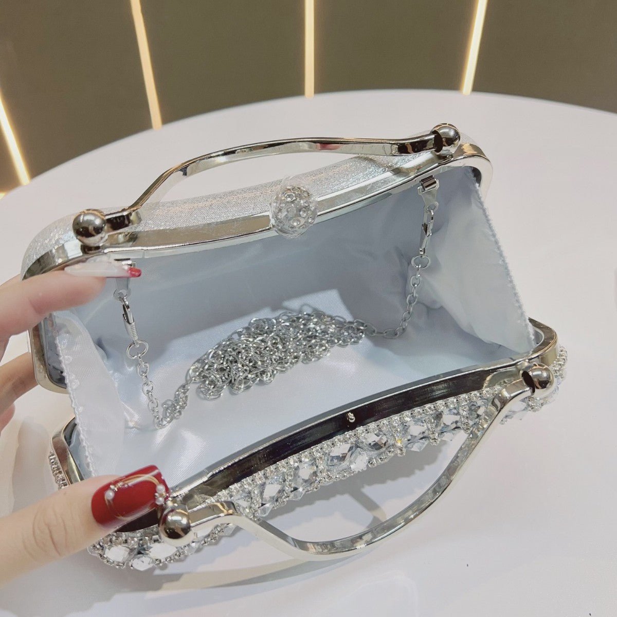 Sac pochette orné de cristaux avec pompons – Sac de soirée polyvalent pour mariages et galas (MAC276)