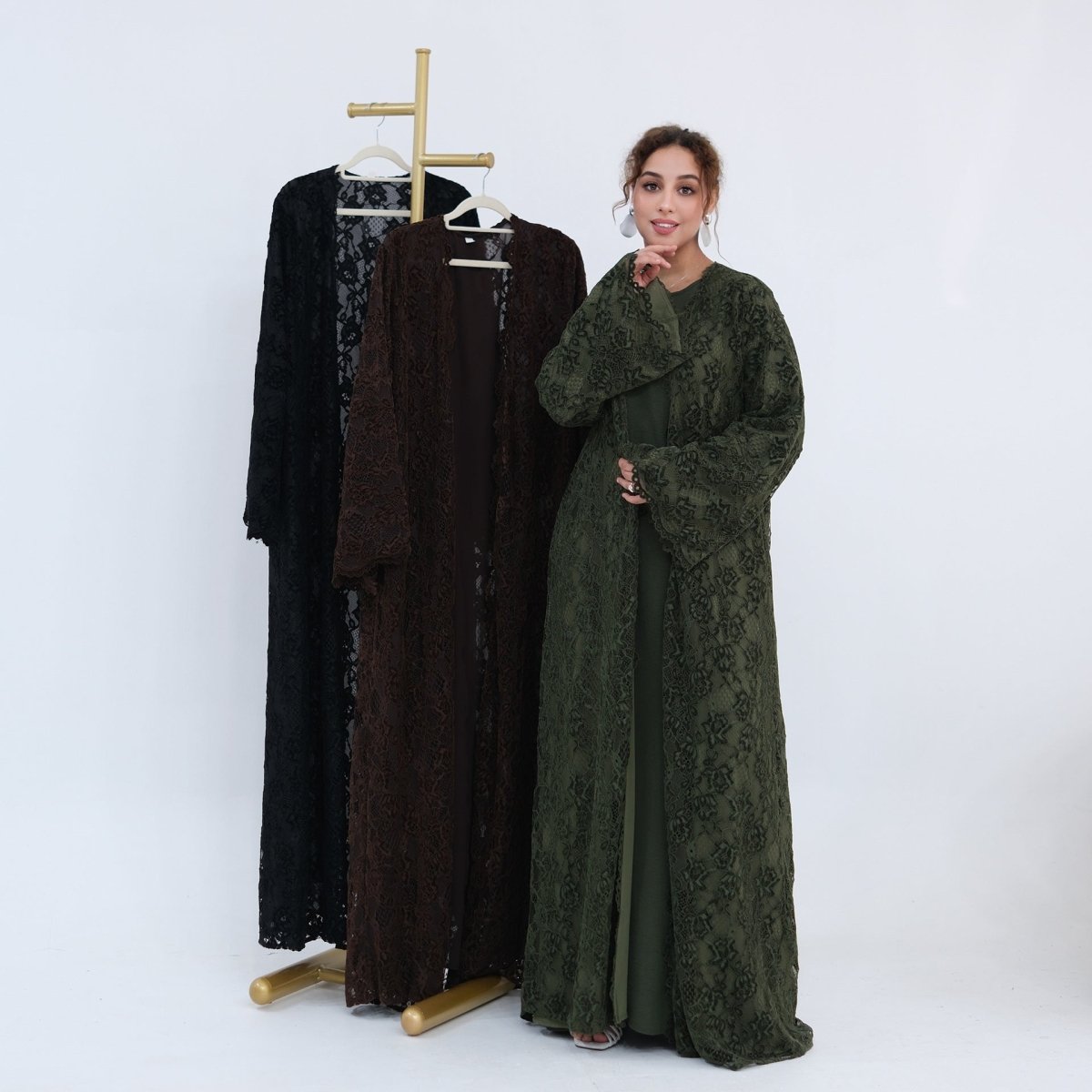 Abaya ouverte en dentelle florale avec doublure (MOA329)