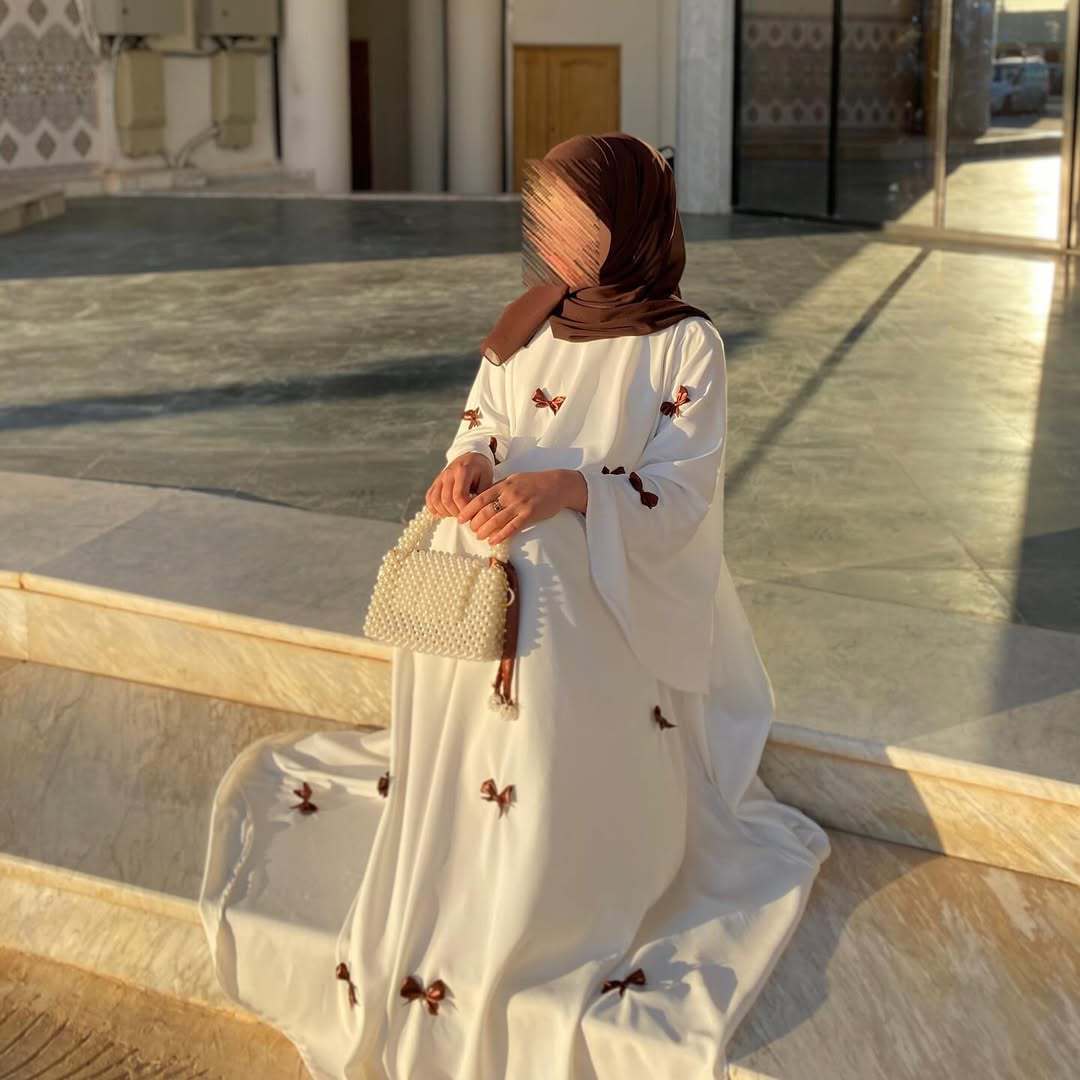 Abaya longue à ourlet ample, manches cloche et détail nœud papillon (MA151)