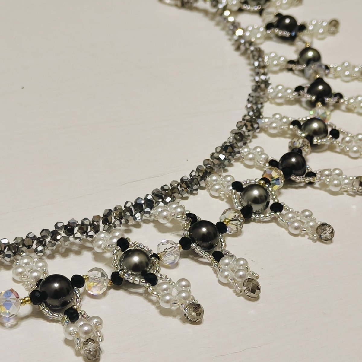 Collier de perles tissé à la main | Ras-de-cou en perles de verre et perles de coquillage | Collier en perles de rocaille au motif complexe (MAC343)