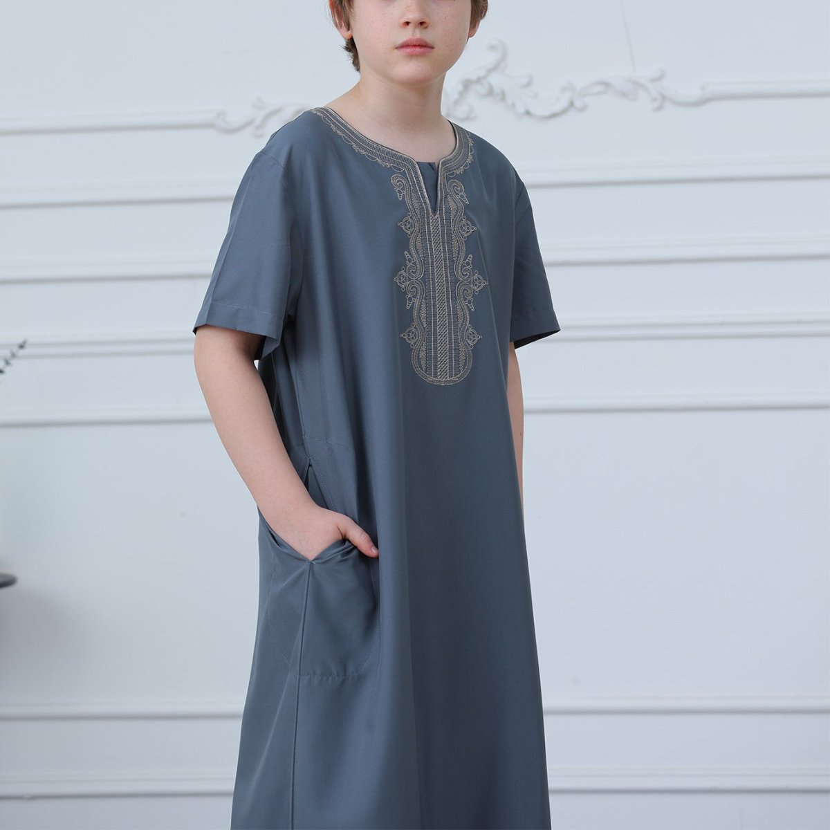 Qamis brodé pour garçons avec poches latérales (MKB029)