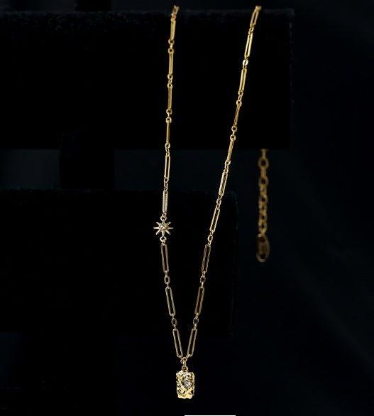 Collier pendentif carré plaqué laiton doré à l'or fin 18K, style luxe discret, orné de zircons (MAC073)