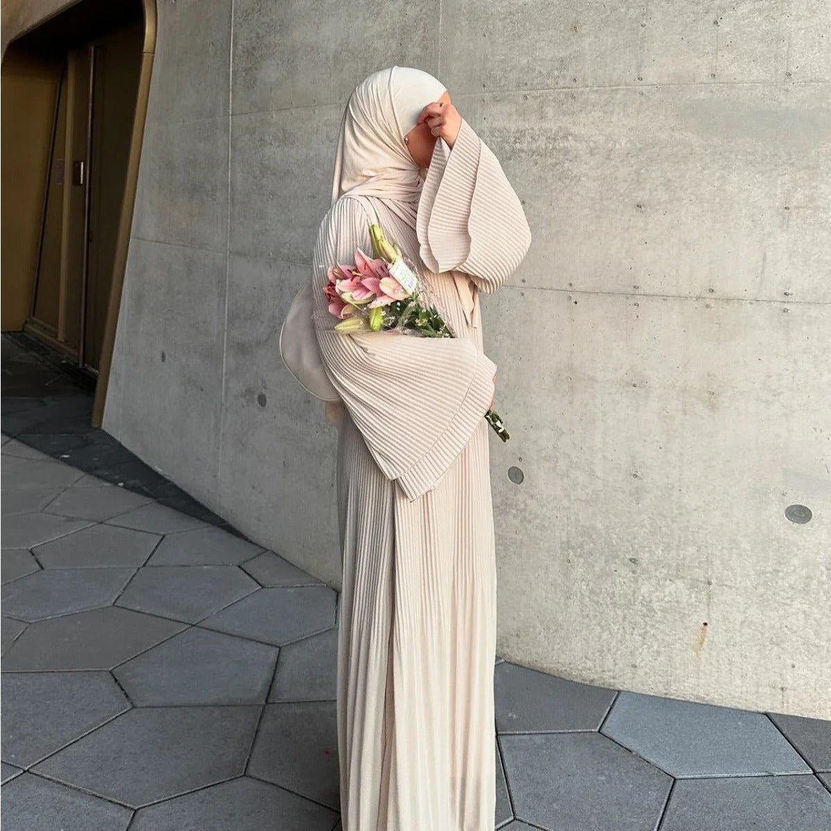 Robe Abaya élégante en mousseline plissée pour femmes musulmanes, coupe pull-over modeste, coloris uni, avec manches évasées (MA176)