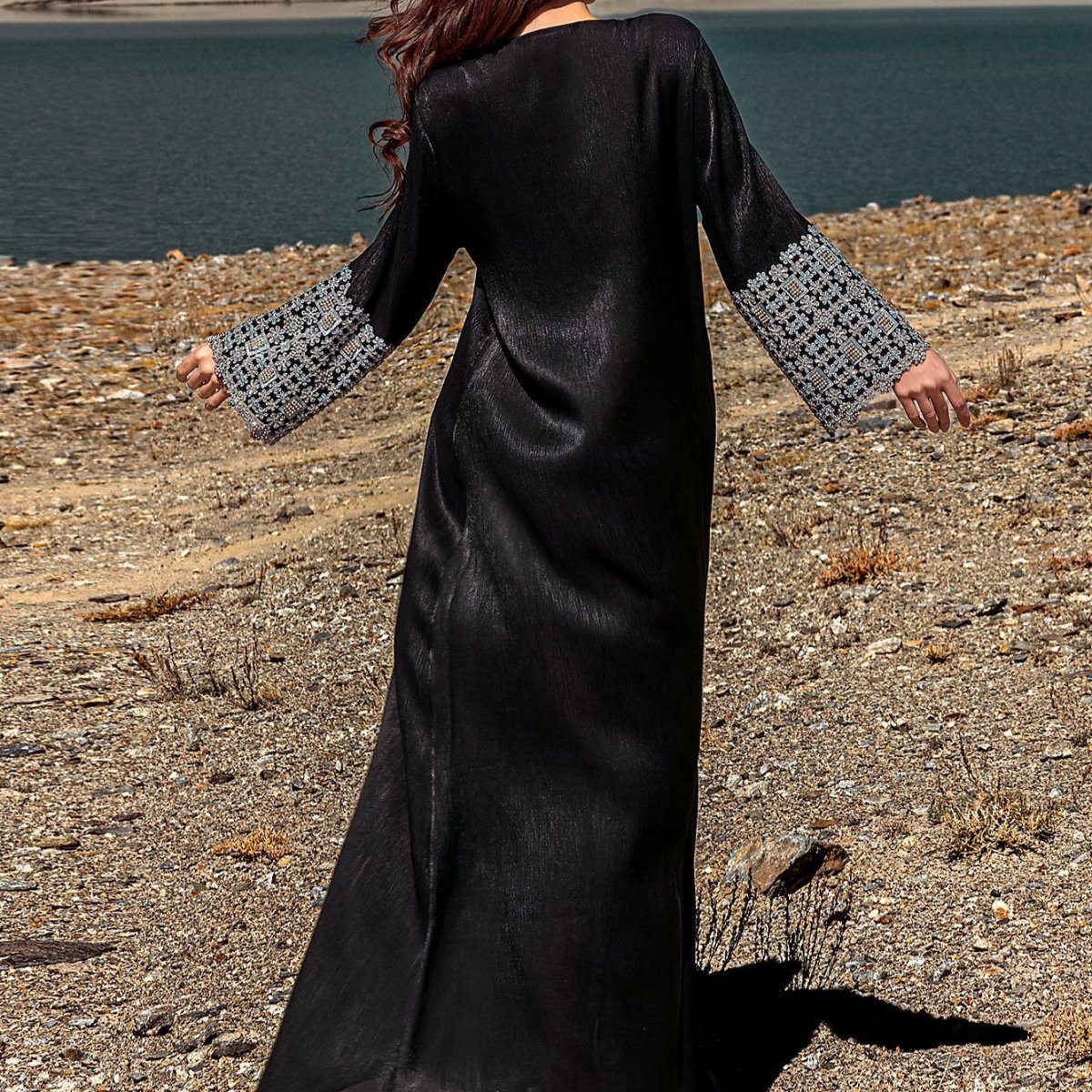 Abaya de Luxe Ornée de Cristaux et de Perles | Robe Maxi en Crêpe Nida Col en V (MA343)
