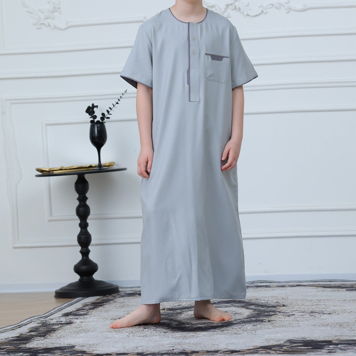 Thobe garçon avec surpiqûres contrastantes et poches (MKB033)