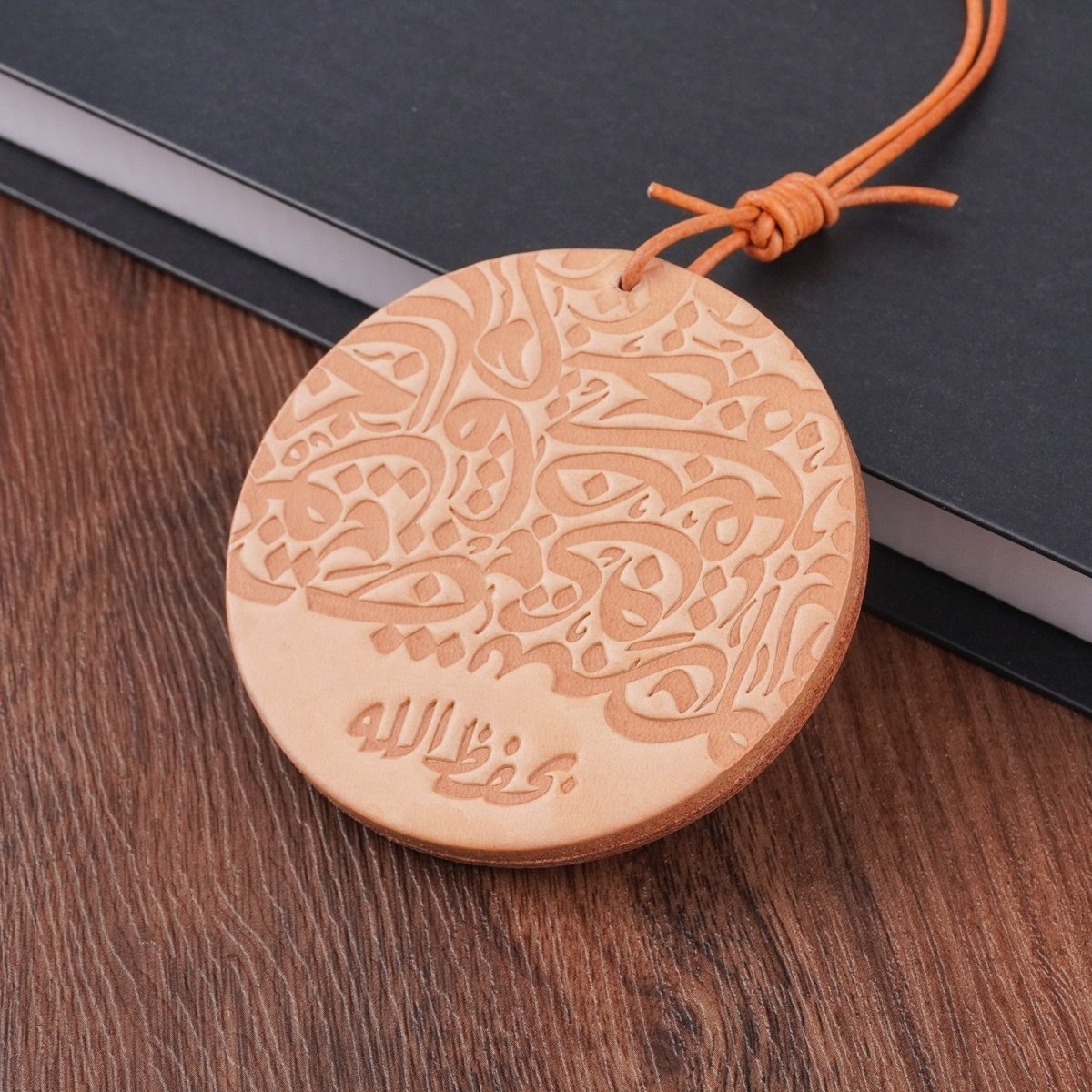 Suspension de rétroviseur islamique artisanale | Ornement de voiture islamique en cuir premium avec motif géométrique (MAC260)