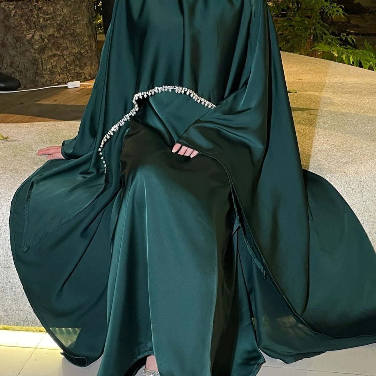 Abaya élégante en satin avec cape en strass | Robe de soirée modeste luxueuse (MA327)