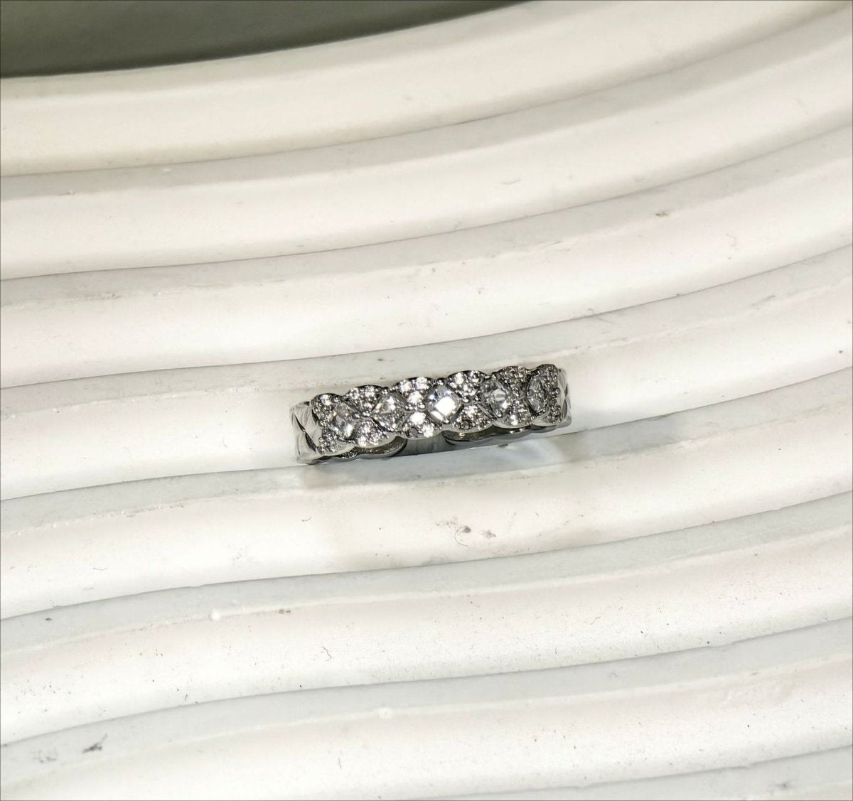 **Placage sous vide en or 18K :** Bague ouverte en laiton avec zircon (MAC213)