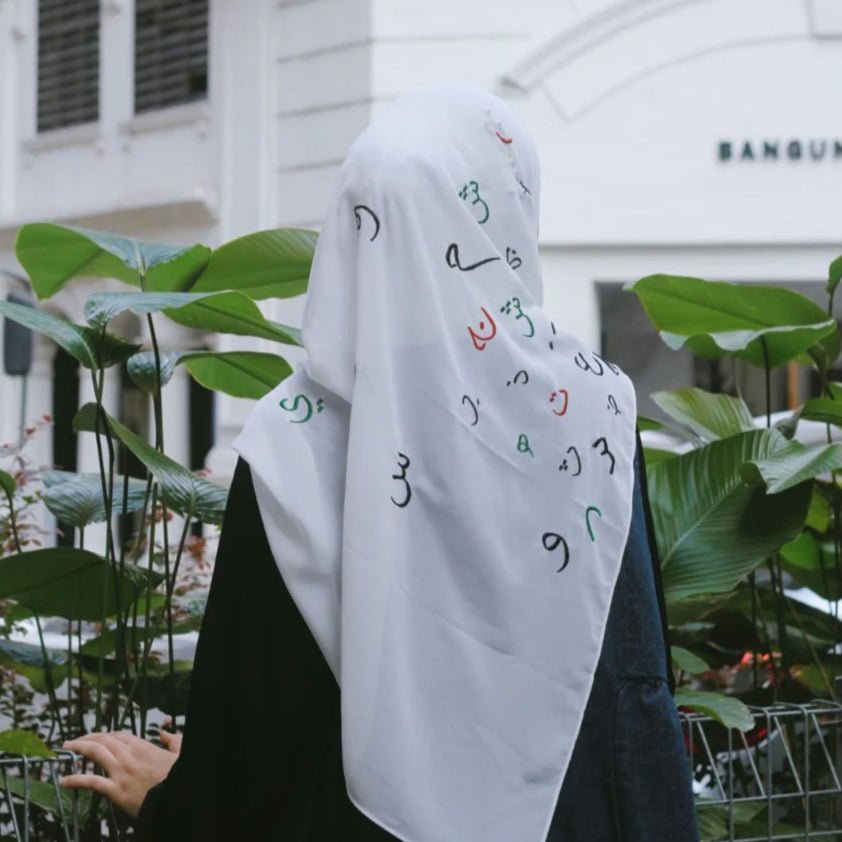 Hijab en Mousseline Free Palestine – Foulard Symbolique avec Motif de Lettre Arabe (MH107)
