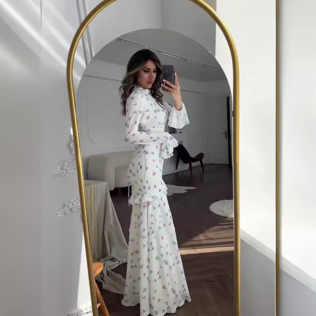 Robe Abaya Maxi Élégante à Manches Cloche et Volants Fleuris Blancs avec Ourlet Cascade (MA226)