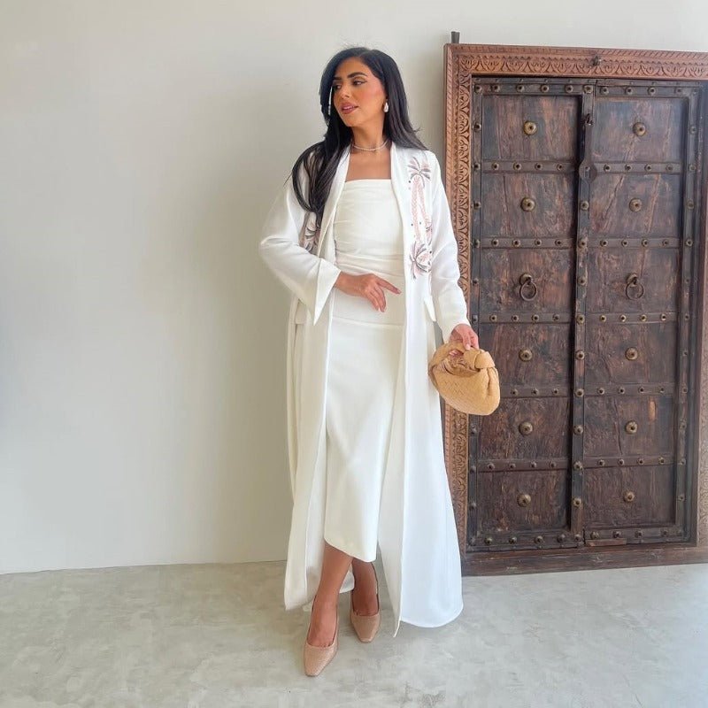 Abaya en tissu soie glacée froissée brodée à col en V (MOA234)